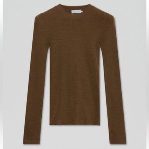 Light as a feather. 100% merino wool. The Babywool Crew Sweater in hazelnut.